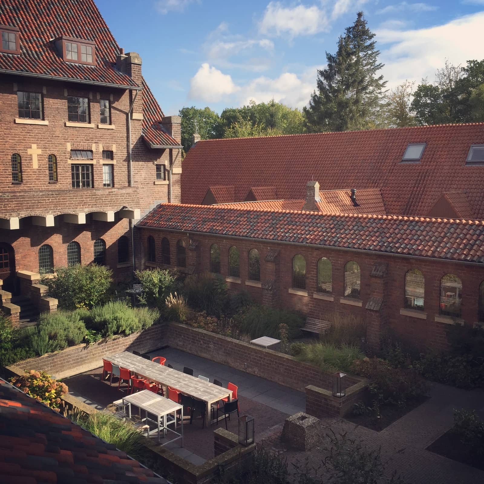 A picture of the garden of Klooster Dolphia